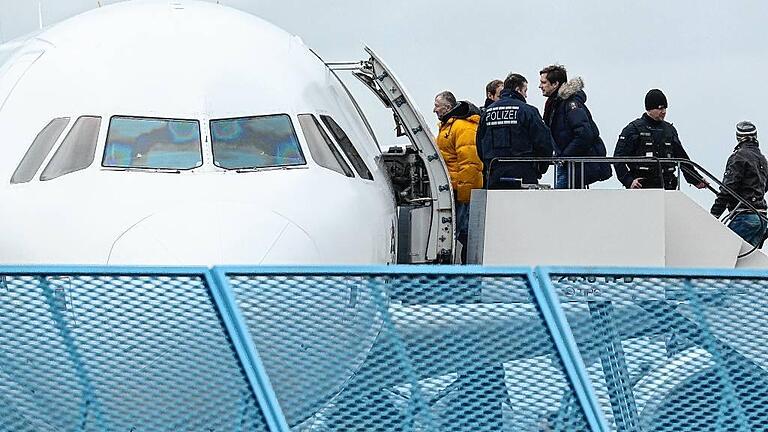 Rückführung von Flüchtlingen - Abgelehnte Asylbewerber steigen am Flughafen Karlsruhe in eine Maschine, die sie im Rahmen einer Sammelabschiebung wieder zurück in ihre Heimatländer bringt. Rückführung von Flüchtlingen - Abgelehnte Asylbewerber steigen am Flughafen Karlsruhe in eine Maschine, die sie im Rahmen einer Sammelabschiebung wieder zurück in ihre Heimatländer bringt.