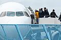 Rückführung von Flüchtlingen       -  Abgelehnte Asylbewerber steigen am Flughafen Karlsruhe in eine Maschine, die sie im Rahmen einer Sammelabschiebung wieder zurück in ihre Heimatländer bringt.