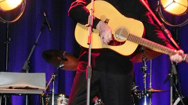 Terry Lee Goffee begeisterte sein Publikum restlos mit seiner Johnny Cash Ultimate Tribute Show in  der Stadthalle von Bad Neustadt.