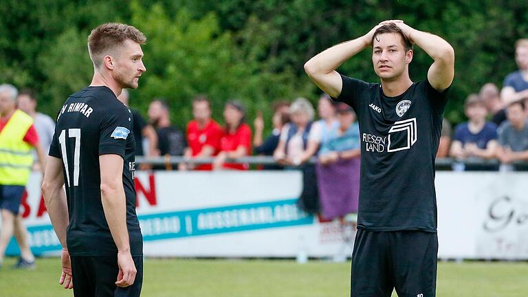 Fassungslos: (von links) Henry Stenzinger und sein Teamkollege Michael Winkler vom ASV Rimpar nach dem Abpfiff Fassungslos: (von links) Henry Stenzinger und sein Teamkollege Michael Winkler vom ASV Rimpar nach dem Abpfiff