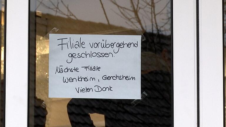 Filiale der Bank in Oberaltertheim (Lkr. Würzburg) im Januar 2019. Ein Zettel informiert die Bankkunden über den explosiven Überfall. Filiale der Bank in Oberaltertheim (Lkr. Würzburg) im Januar 2019. Ein Zettel informiert die Bankkunden über den explosiven Überfall.