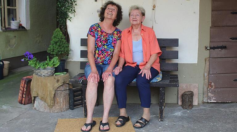 Aufmerksame Beobachterinnen: Elsbeth Senft und ihrer Tochter Doris Senft-Balogh haben schon viel über die Schwalben gelernt. Aufmerksame Beobachterinnen: Elsbeth Senft und ihrer Tochter Doris Senft-Balogh haben schon viel über die Schwalben gelernt.