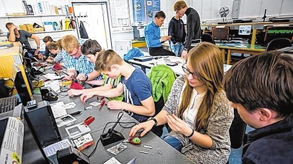 Feinarbeit: Beim Tag der Technik durften sich die Schüler auch im Löten von Mikrochips versuchen.