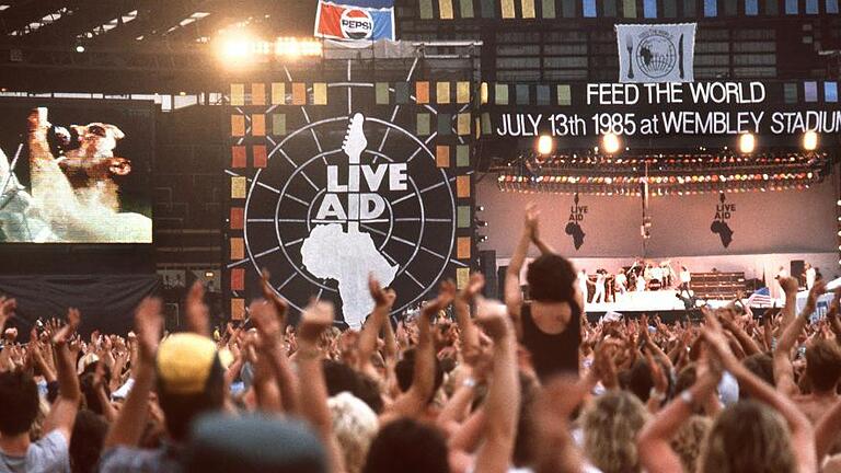 Live Aid-Konzert im Londoner Wembley Stadion 1985       -  &bdquo;Live Aid&ldquo; in London: Fans jubeln am 13. Juni 1985 Queen-Sänger Freddie Mercury zu.