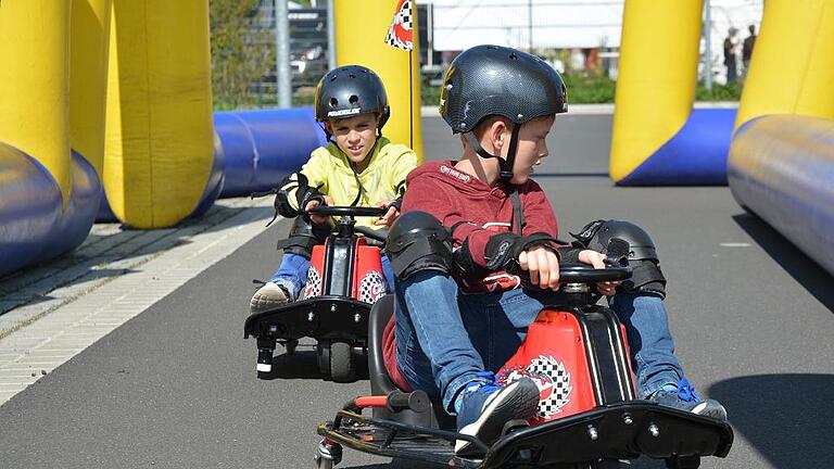 Fahrzeugschau E-Carts       -  Rasant unterwegs. Die Kids hatten bei der Messe ihren Spaß mit Crazy Carts.