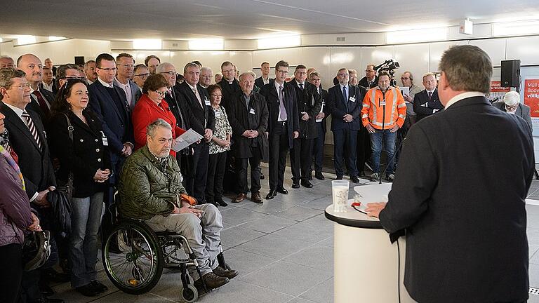 Eröffnung der barrierefreien Personenunterführung       -  Ein Großaufgebot politischer Prominenz war am Montagfrüh zum Hauptbahnhof gekommen, um der Eröffnung des neuen Gleistunnels beizuwohnen.