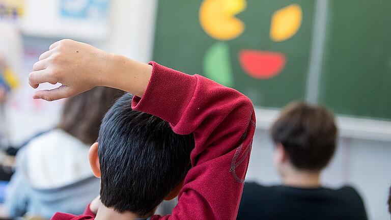 Unterricht in Baden-Württemberg       -  Als schwierigste Aufgabe des bevorstehenden neuen Schuljahres bezeichnete Unterfrankens Regierungspräsident Paul Beinhofer bei der Schuljahresauftakt-Konferenz die Beschulung von Flüchtlingen. Viele von ihnen könnten auch im Jugendalter weder lesen noch schreiben.