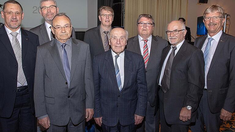Feierten mit der Bruno-Werk-Familie: (von links) Aufsichtsrat Klaus-Peter Michler, die Vorstände Siegfried Issig und Manfred Bätz, der Geschäftsführende Vorstand Frank Hermann, der Ehrenvorsitzende Karl Stahl, Aufsichtsratsvorsitzender Adolf Bauer, Aufsichtsrat Bruno Greier und der ehemalige Stadtbaurat Christian Baumgart. Feierten mit der Bruno-Werk-Familie: (von links) Aufsichtsrat Klaus-Peter Michler, die Vorstände Siegfried Issig und Manfred Bätz, der Geschäftsführende Vorstand Frank Hermann, der Ehrenvorsitzende Karl Stahl, Aufsichtsratsvorsitzender Adolf Bauer, Aufsichtsrat Bruno Greier und der ehemalige Stadtbaurat Christian Baumgart.