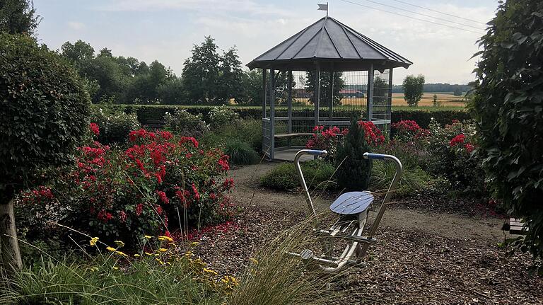 Krafttraining zwischen Rosen und Pavillon: Der Trimm-dich-Parcours in Kleinlangheim ist schön angelegt.