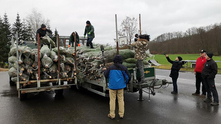 800 Tannenbäume spendierte der Verein „Christbaumdorf Mittelsinn“ und bereitet den Flutopfern im Ahrtal zum Weihnachtsfest eine Freude.