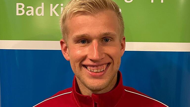 Manuel Rost von der DJK Stralsbach pfeift in der Kreisliga Fußball-Spiele. Obwohl er selbst nicht gegen den Ball tritt. Foto: Rost       -  Manuel Rost von der DJK Stralsbach pfeift in der Kreisliga Fußball-Spiele. Obwohl er selbst nicht gegen den Ball tritt. Foto: Rost