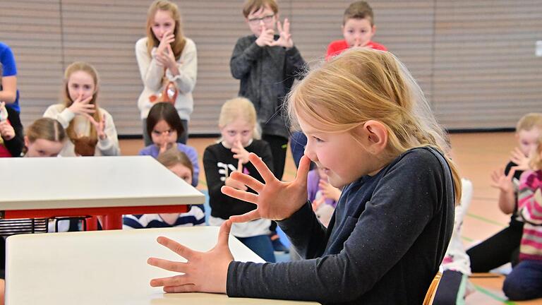 Den richtigen Abstand beim Sitzen zum Tisch kann man ganz einfach selbst feststellen. Von der Nase mit gespreizten Fingern bis zum Tisch.