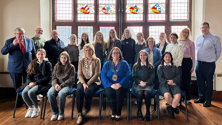 Die Schülerinnen der Maria-Ward-Schule Würzburg beim Empfang in der Partnerschule in Bray (Irland).