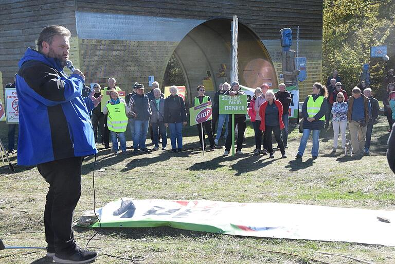 Fabian Giesder, auf dem Bild bei einer Demo gegen die Stromtrasse SuedLink an der bayrisch-thüringischen Grenze bei Eußenhausen, bleibt Bürgermeister von Meiningen.