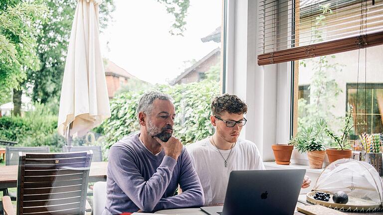 Zwei Personen sitzen an einem Laptop.jpeg       -  Steuererklärung abgeben oder nicht? Wenn eine Pflicht besteht, sollte die Steuererklärung für 2023 bald gemacht und abgegeben werden.