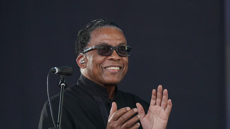 Jazz-Pianist Herbie Hancock       -  Die Jazz-Legende Herbie Hancock kommt im Sommer 2025 für zwei Konzerte nach Deutschland. (Archivbild)