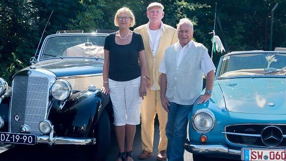 Alte und neue Freunde: Bellamie (von links) und Jan Hofstee, Hans-Peter Gerner, der Mercedes 170 S (links) und der Mercedes 190 S von Hans-Peter Gerner (rechts). Alte und neue Freunde: Bellamie (von links) und Jan Hofstee, Hans-Peter Gerner, der Mercedes 170 S (links) und der Mercedes 190 S von Hans-Peter Gerner (rechts).