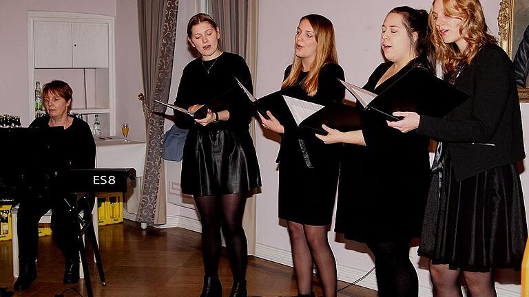 Für die musikalische Umrahmung sorgten Ramona, Angelina, Sarah und Katharina (von links), die Gruppe &bdquo;Cantatett&ldquo;.