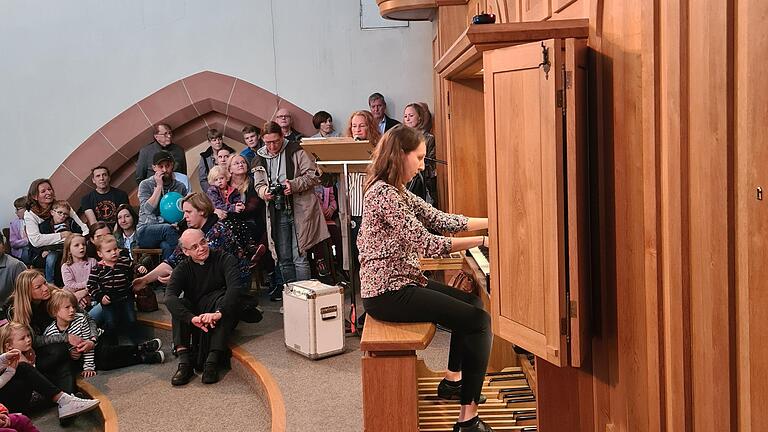 Bezirkskantorin Julia Kohler an der Orgel und Märchenerzählerin Marianne Lienich-Pößner.