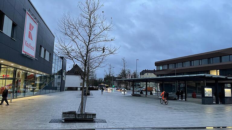 Das Areal rund um das Kaufland in Bad Neustadt, rechts die Bushaltestelle, ist von der Polizei als 'gefährlicher Ort' eingestuft worden. Außerdem gilt hier ein städtisches Alkoholverbot.