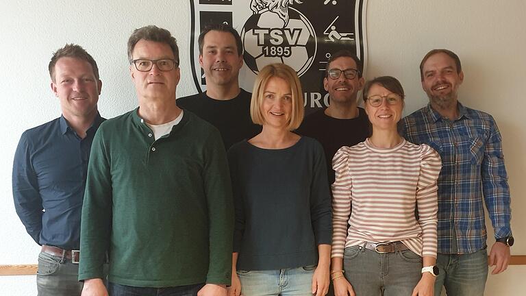 Der neue Geschäftsführende Vorstand des TSV Karlburg (von links): Christian Gold (Vorstand Veranstaltungen), Bernd Feeser (Vorstand Liegenschaften), Dr. Michael Rösch (1. Vorsitzender und Vorstand Finanzen), Tanja Breitenbach (Vorstand Personal), Manuel Steigerwald (Vorstand Fußball), Julia Binner (3. Vorsitzende und Vorstand Breitensport), Sebastian Kühl (2. Vorsitzender und Vorstand Marketing); es fehlt Johannes Gold (Vorstand Sponsoring).