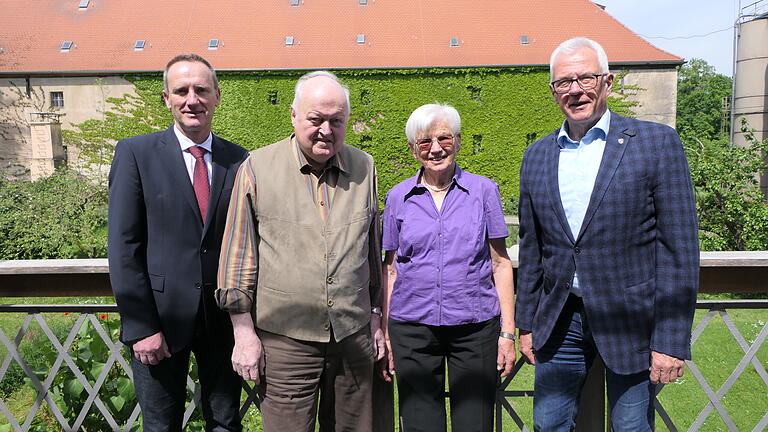 Herta und Karl Oskar Merkel sind seit 60 Jahren glücklich verheiratet. Zur Diamantenen Hochzeit in Mariaburghausen gratulierten der stellvertretende Landrat Michael Ziegler (links) und Bürgermeister Günther Werner (rechts).