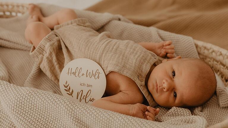 „Hallo Welt, ich bin Nelio.“ Hellwach zeigt sich Sohn von Julia und Benni Bötsch beim Fototermin. „Hallo Welt, ich bin Nelio.“ Hellwach zeigt sich Sohn von Julia und Benni Bötsch beim Fototermin.