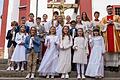 Kommunionkinder 2024 in Dettelbach mit den Ministranten und Pfarrvikar Nicolas Kehl.