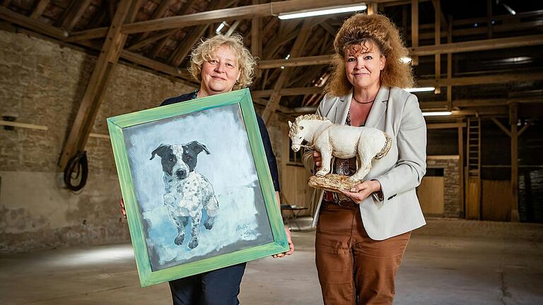 Die Künstlerinnen Uschi Maurer (links) und Claudia Rohleder zeigen Werke für die Ausstellung im Giebelstädter Gutshof Unter den Linden. Die Künstlerinnen Uschi Maurer (links) und Claudia Rohleder zeigen Werke für die Ausstellung im Giebelstädter Gutshof Unter den Linden. 