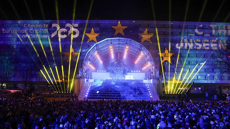 Eröffnung des Kulturhauptstadtjahres 2025 in Chemnitz - Für die Eröffnungsshow wurde das Chemnitzer Karl-Marx-Monument in eine große Bühne verwandelt. Eröffnung des Kulturhauptstadtjahres 2025 in Chemnitz - Für die Eröffnungsshow wurde das Chemnitzer Karl-Marx-Monument in eine große Bühne verwandelt.