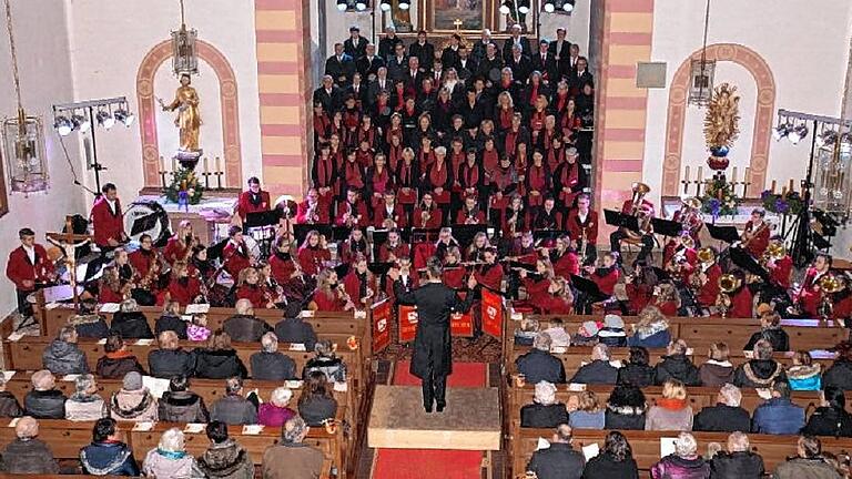 Mehrere Ensembles gestalteten das Adventskonzert in Bieberehren. Mehrere Ensembles gestalteten das Adventskonzert in Bieberehren.