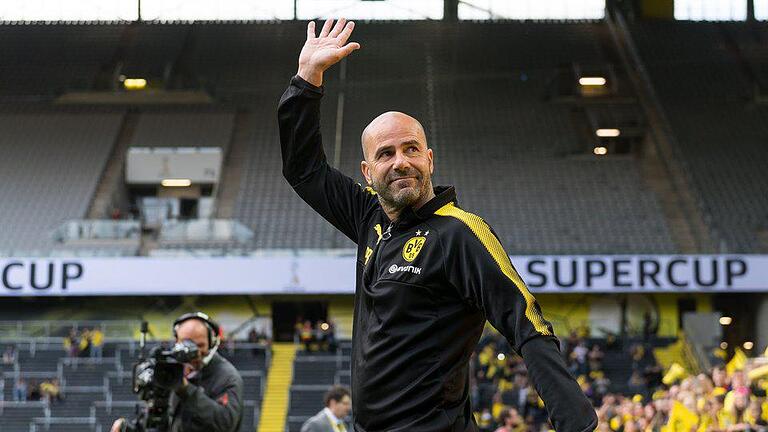 Vorfreude - Dortmunds Trainer Peter Bosz freut sich beim Supercup gegen Bayern München auf die gelbe Wand im heimischen Stadion. Vorfreude - Dortmunds Trainer Peter Bosz freut sich beim Supercup gegen Bayern München auf die gelbe Wand im heimischen Stadion.