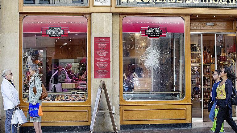 Tierschützer greifen Metzgereien in Genf an       -  Auch in Genf (im Bild das beschädigte Schaufenster der Metzgerei Molard) wurden viele Läden von Metzgern in den letzten Monaten von gewalttätigen Tierschützern heimgesucht.