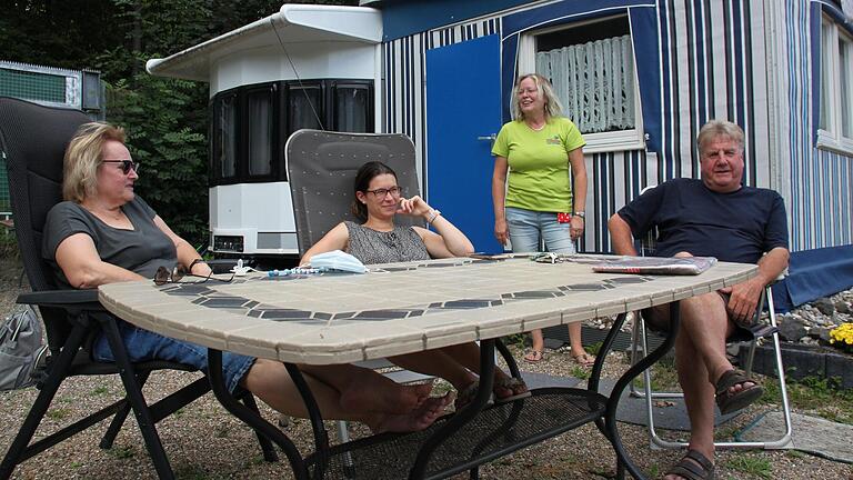 Hiltrun Krämer, Tochter Nina-Ruth Halbig und Gerhard Krämer (stehend Parkleiterin Sandra Riesen) machen es sich auf ihrem Dauerstellplatz beim Knaus Campingpark Bad Kissingen gemütlich.Kerstin Väth - Hiltrun Krämer, Tochter Nina-Ruth Halbig und Gerhard Krämer (stehend Parkleiterin Sandra Riesen) machen es sich auf ihrem Dauerstellplatz beim Knaus Campingpark Bad Kissingen gemütlich.Kerstin Väth Hiltrun Krämer, Tochter Nina-Ruth Halbig und Gerhard Krämer (stehend Parkleiterin Sandra Riesen) machen es sich auf ihrem Dauerstellplatz beim Knaus Campingpark Bad Kissingen gemütlich.Kerstin Väth - Hiltrun Krämer, Tochter Nina-Ruth Halbig und Gerhard Krämer (stehend Parkleiterin Sandra Riesen) machen es sich auf ihrem Dauerstellplatz beim Knaus Campingpark Bad Kissingen gemütlich.Kerstin Väth
