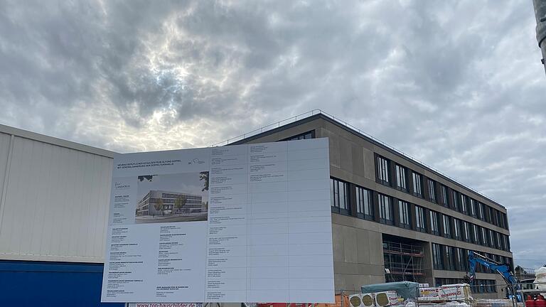Der Neubau des Berufsschulzentrums Alfons Goppel wird teurer als gedacht. Die Kreistagsfraktionen können mit dem Plus von unter drei Prozent leben. Der Neubau des Berufsschulzentrums Alfons Goppel wird teurer als gedacht. Die Kreistagsfraktionen können mit dem Plus von unter drei Prozent leben.