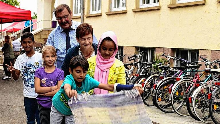 &bdquo;Inselspringen&ldquo; heißt dieses Spiel, bei dem die Teammitglieder immer auf der Teppich-Insel bleiben müssen, bis sie das &bdquo;Festland&ldquo; am Ende der Straße erreicht haben.