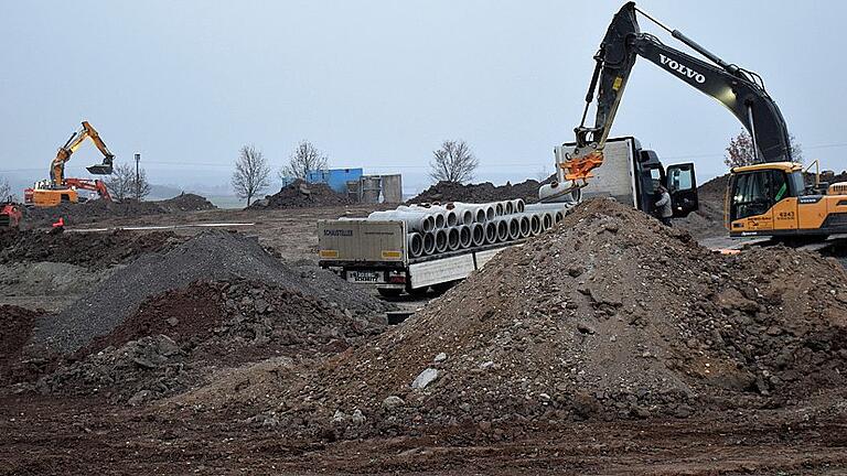 Derzeit laufen Kanalbauarbeiten im neuen Rödelseer Baugebiet Schlossgrund. Eigentlich sollte der Bebauungsplan schon Rechtskraft haben. Doch zuvor muss die Gemeinde noch den Flächennutzungsplan entsprechend ändern.