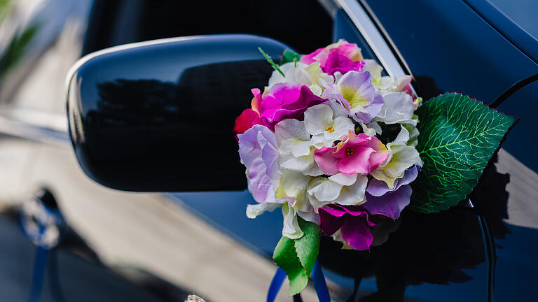 Autokorsos sind bei vielen Hochzeiten üblich (Symbolfoto). Doch die Teilnehmer müssen sich auch dabei an die Verkehrsregeln halten.