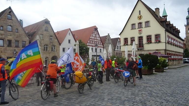 Die Friedensfahrradtour bei einer Ortsdurchfahrt.