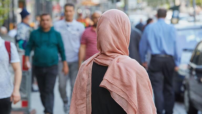 Frau mit Kopftuch.jpeg       -  Eine Muslimin unterwegs in Hamburg:  Laut Untersuchungen stimmt etwa jede beziehungsweise jeder Zweite muslimfeindlichen Aussagen zu.