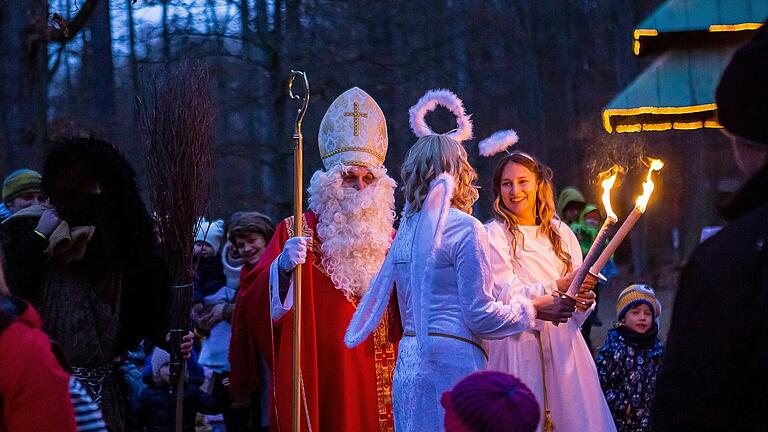 Zur Waldweihnacht im Schweinfurter Wildpark kommt natürlich auch der Nikolaus mit Engeln und&nbsp; Knecht Ruprecht.&nbsp;