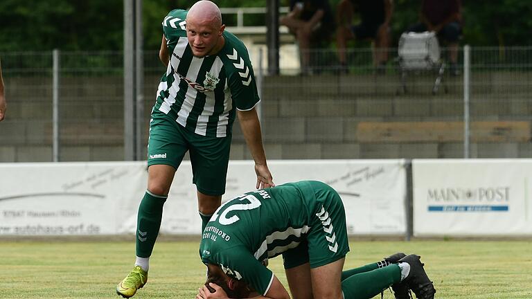 Großbardorfs Xaver Müller (am Boden) hatte in der 21. Minute die große Chance zur 1:0 Führung, scheiterte jedoch freistehend am Gäste-Keeper. Trost bekam er von seinem Mitspieler Maximilian Weiß (links).