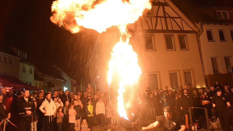 Der Auftritt der Feuerspucker beeindruckte viele Besucherinnen und Besucher bei der diesjährigen Erlebnisnacht in Mellrichstadt. Aus allen Teilen der Region strömten die Menschen in die Stadt.