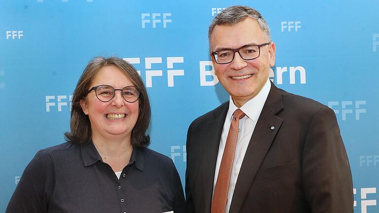 Preisübergabe in Landshut Diana Schmeltzer, Kinoinhaberin KuK Schweinfurt, mit Florian Herrmann, Chef der Bayerischen Staatskanzlei.