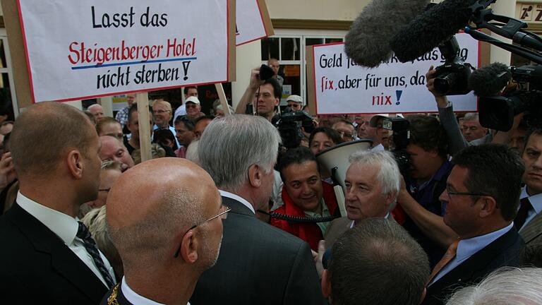 Steigenberger Proteste Horst Seehofer - 2010 protestieren die Steigenberger Mitarbeiter vor Ministerpräsident Horst Seehofer gegen die Schließung. Steigenberger Proteste Horst Seehofer - 2010 protestieren die Steigenberger Mitarbeiter vor Ministerpräsident Horst Seehofer gegen die Schließung.