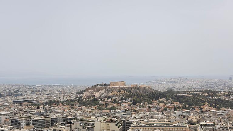 Blick auf Athen       -  Per Immobilienkauf in Griechenland zur EU-Aufenthaltserlaubnis.