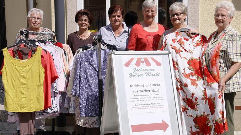 Engagement für den guten Zweck: Das Ladenteam des Frauenrotkreuz Gochsheim betreibt einen eigenen Laden. Von links: Elfi Schöner, Gerlinde Meder, Susi Karl, Rosel Klüspies, Bürgermeisterin Helga Fleischer, Helene Günzel, es fehlt Gisela Neugebauer. Engagement für den guten Zweck: Das Ladenteam des Frauenrotkreuz Gochsheim betreibt einen eigenen Laden. Von links: Elfi Schöner, Gerlinde Meder, Susi Karl, Rosel Klüspies, Bürgermeisterin Helga Fleischer, Helene Günzel, es fehlt Gisela Neugebauer.