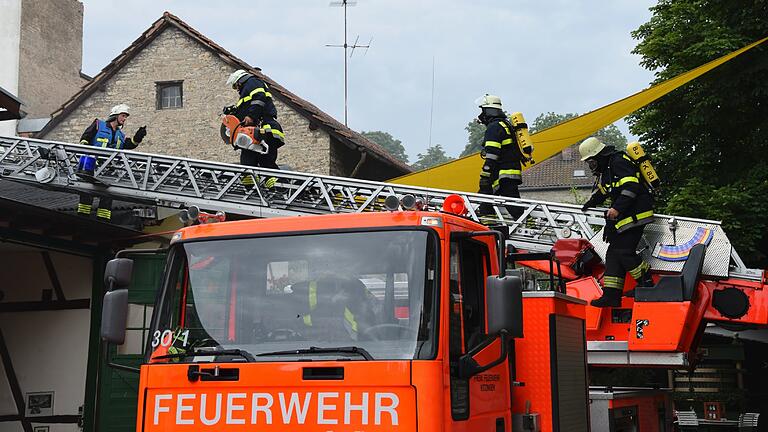 Die beiden Drehleiterfahrzeuge der Kitzinger Feuerwehr sind in die Jahre gekommen; das ältere soll nun ersetzt werden.