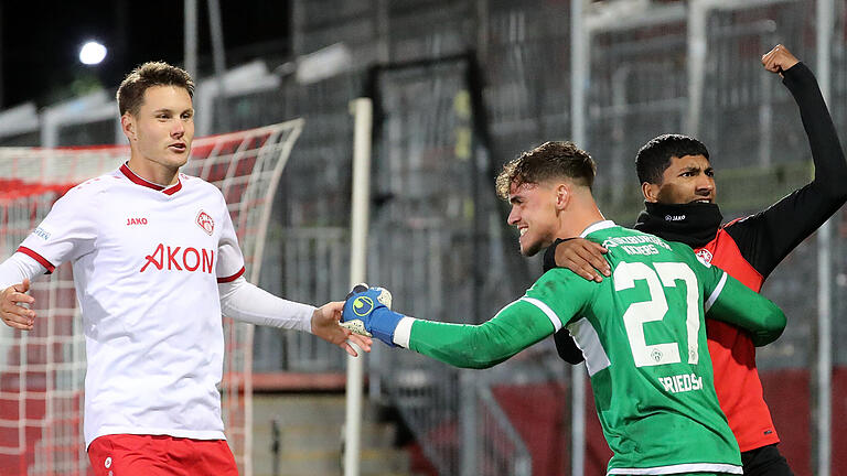 Jubel über das Weiterkommen: Lukas Müller, der Schütze des entscheidenden Elfmeters, Torhüter Vincent Friedsam und Geremi Perera bejubeln das Weiterkommen der Würzburger Kickers gegen die DJK Vilzing.