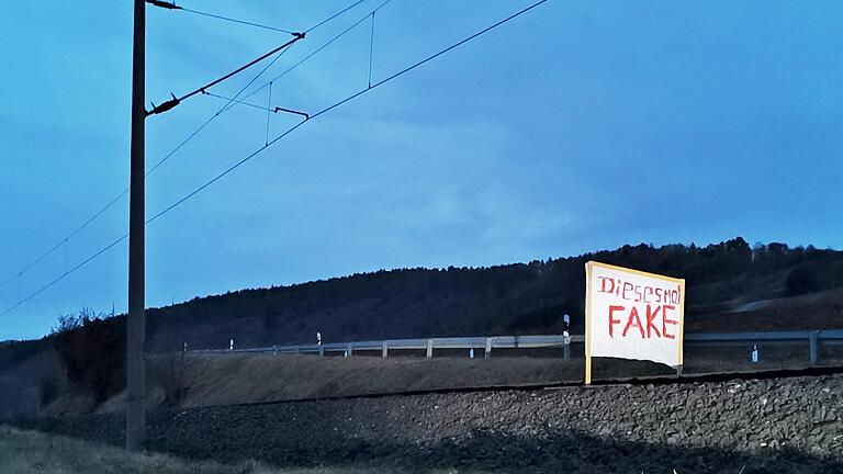 Dieses Plakat stand an Dreikönig 2021 auf den Gleisen der Werntalbahn zwischen Stetten und Schönarts.